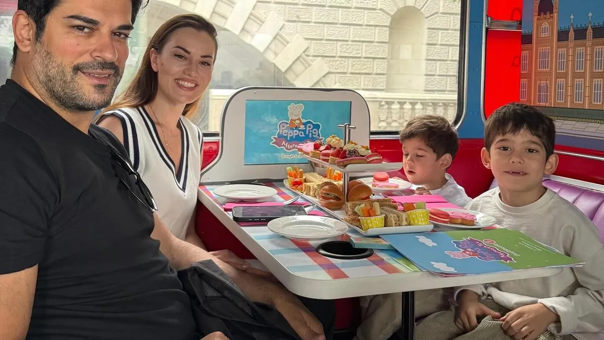 Londra tatilinde Karan annesi Fahriye Evcen’i öpücüklere boğdu!
